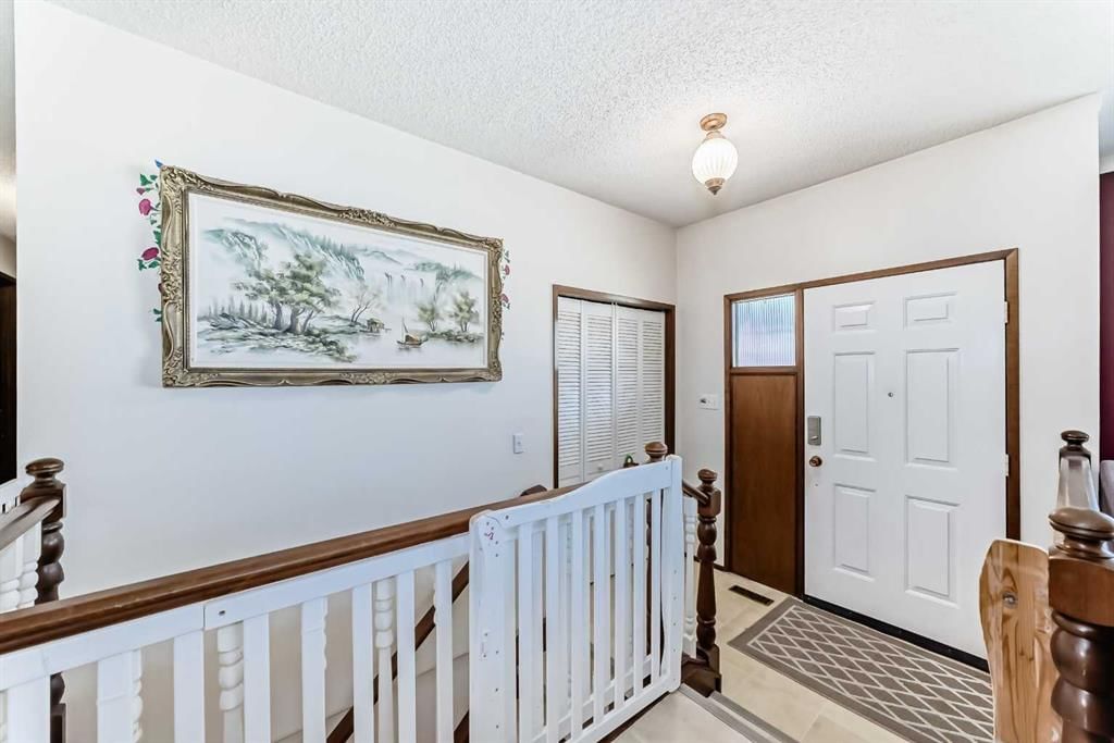 24 Templehill Bay NE, Calgary — photo 4 of 49