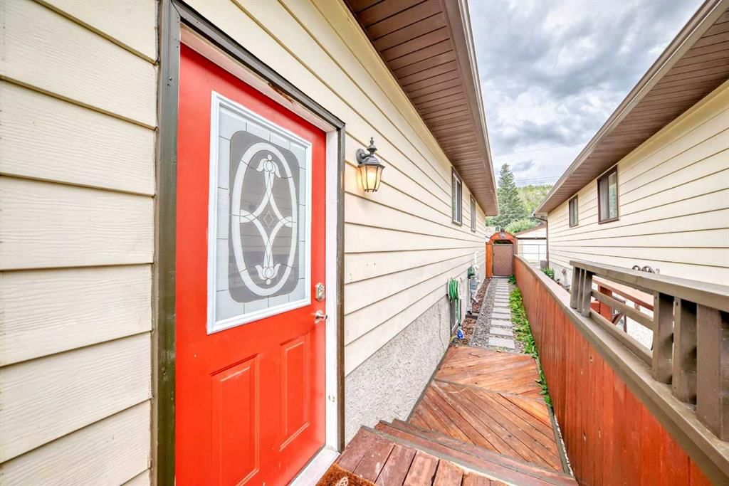 8627 34 Avenue NW, Calgary — photo 2 of 50