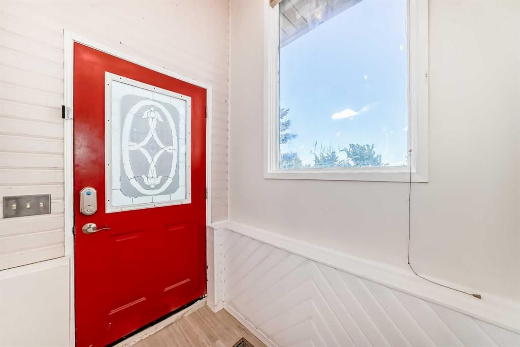 8627 34 Avenue NW, Calgary — photo 3 of 50