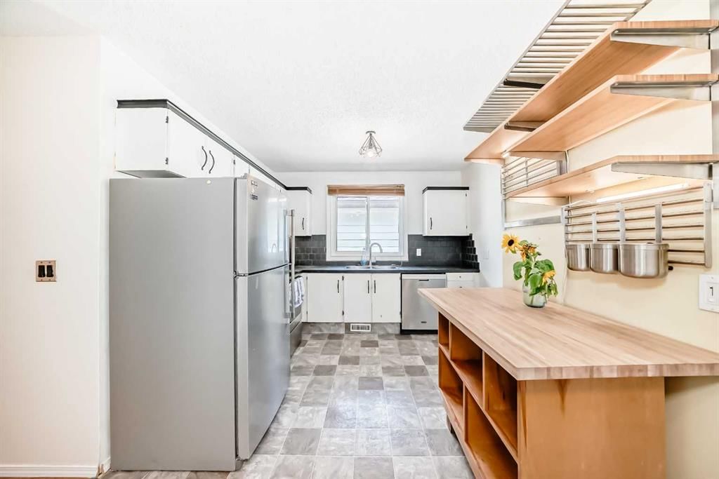 8627 34 Avenue NW, Calgary — photo 4 of 50