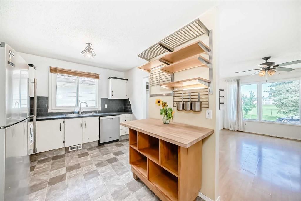 8627 34 Avenue NW, Calgary — photo 5 of 50