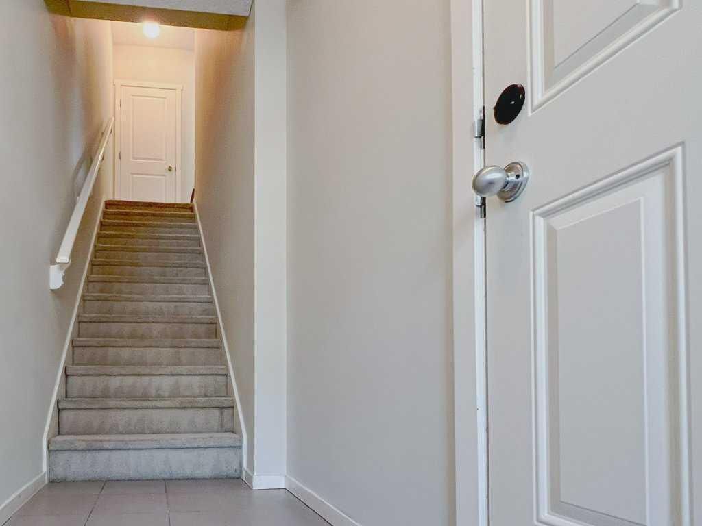 28 Kinlea Common NW, Calgary — photo 3 of 43