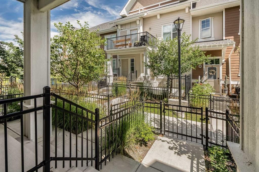 1009 Cranbrook Walk SE, Calgary — photo 4 of 29