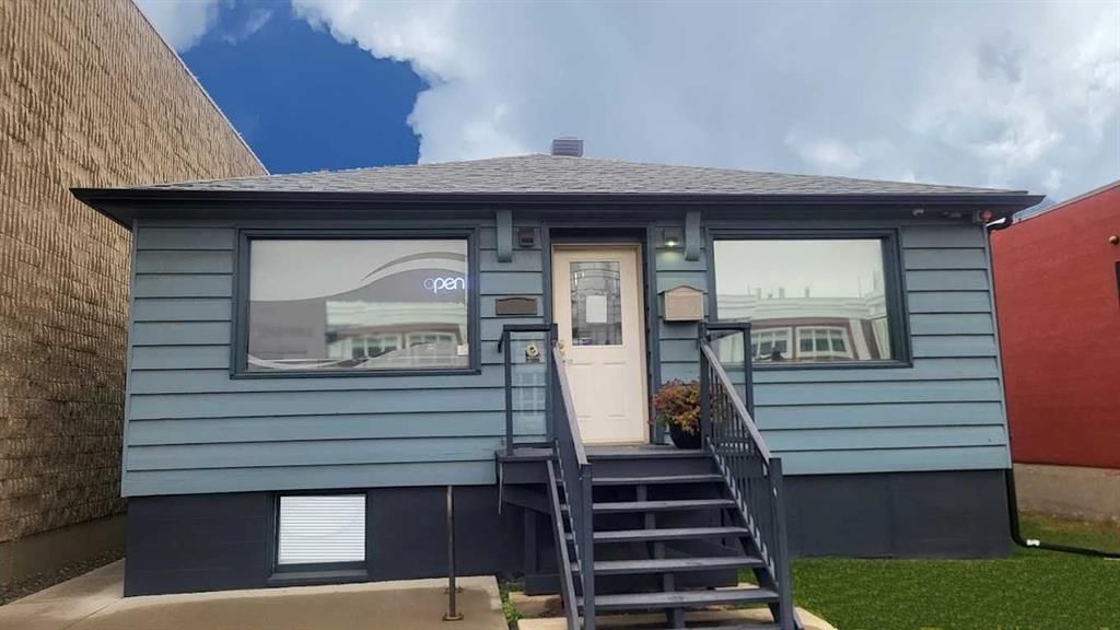 2713 Centre Street NW, Calgary — photo 3 of 4