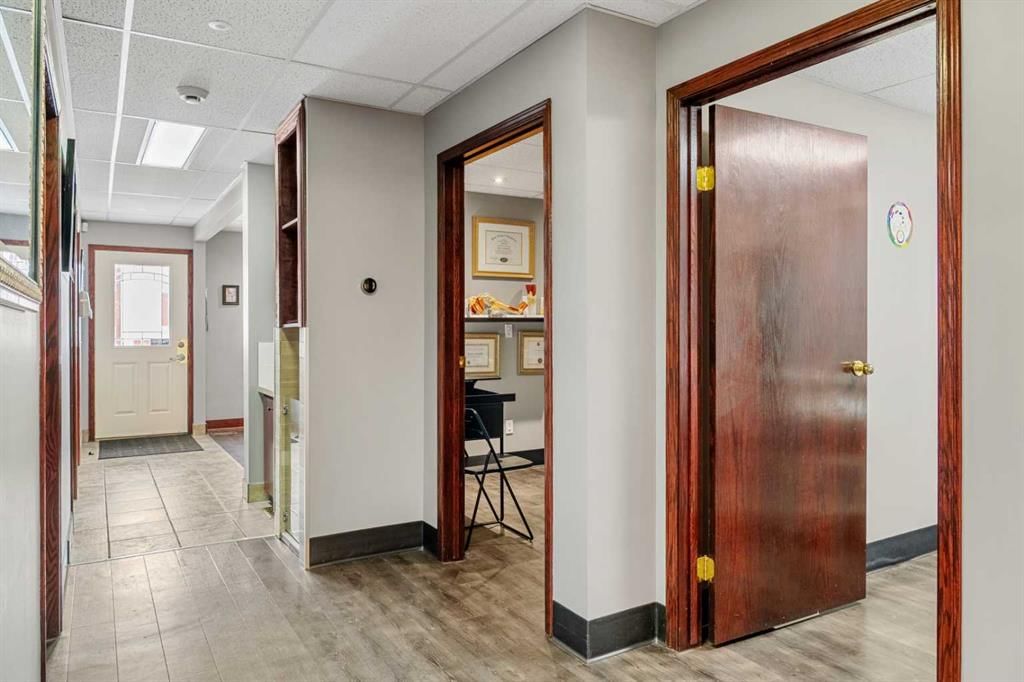 2713 Centre Street NW, Calgary — photo 4 of 4