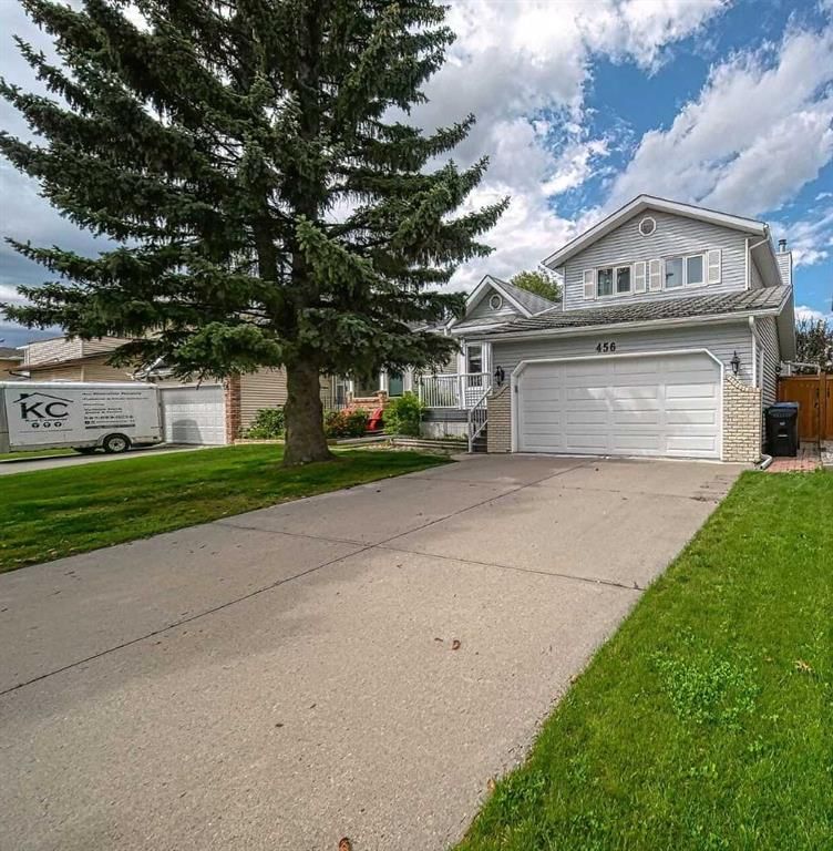 456 Hawkhill Place NW, Calgary — photo 2 of 45