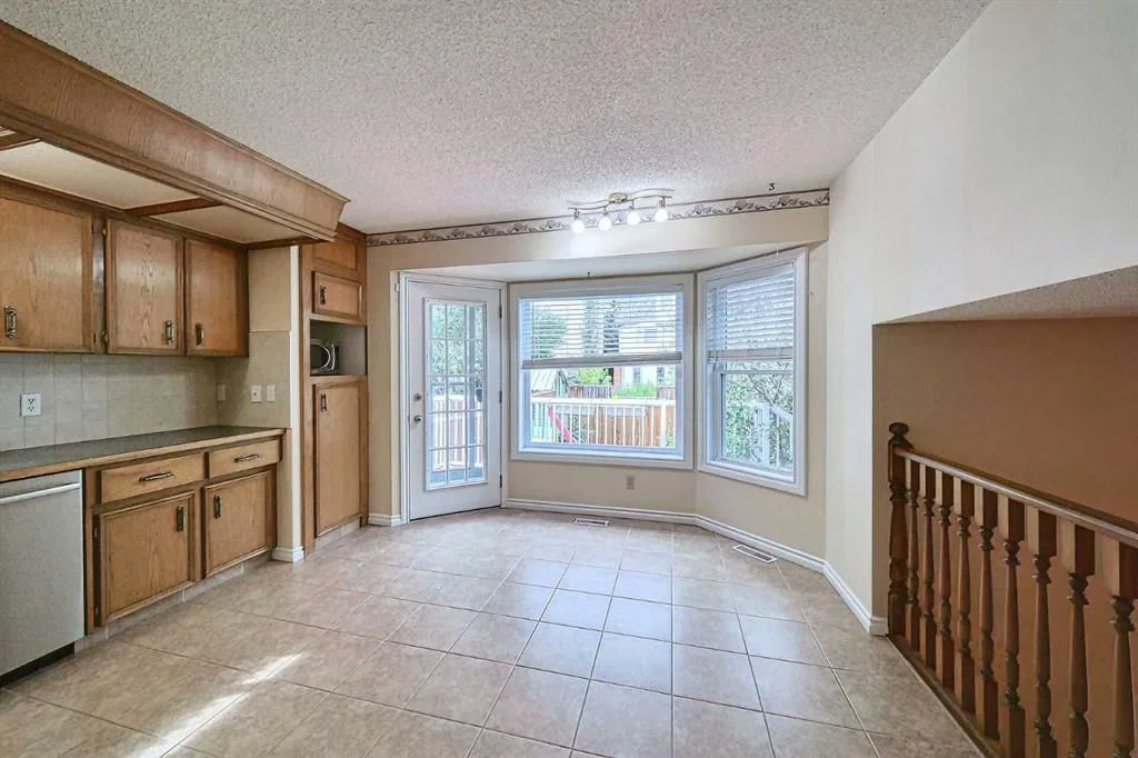 456 Hawkhill Place NW, Calgary — photo 5 of 45