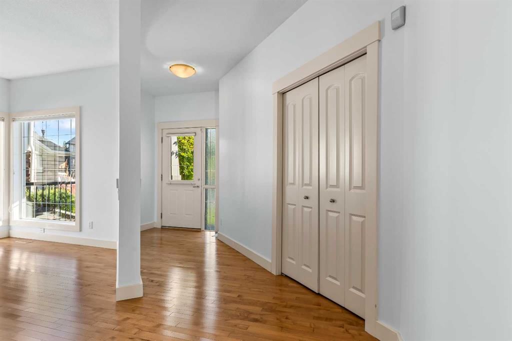 68 Elmont Court SW, Calgary — photo 4 of 50