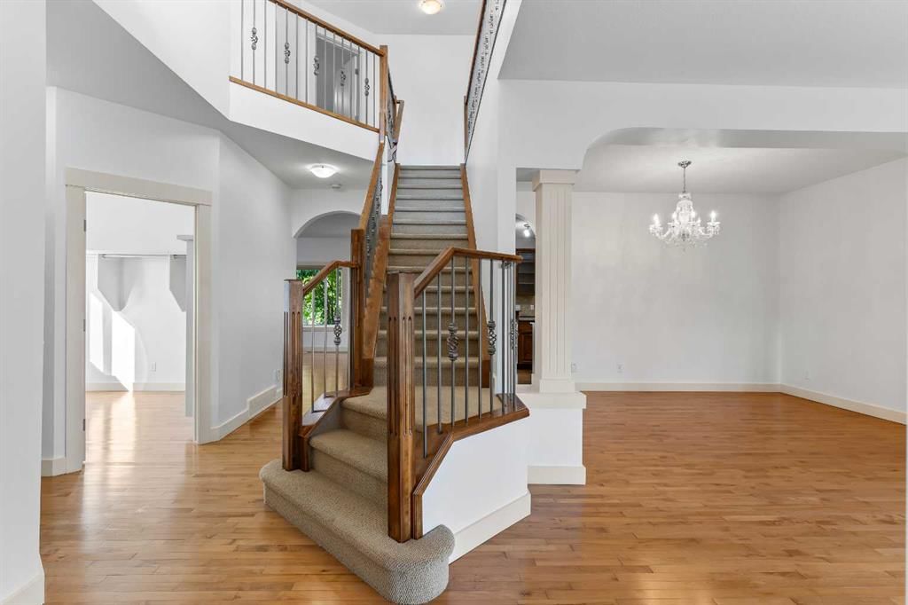68 Elmont Court SW, Calgary — photo 5 of 50