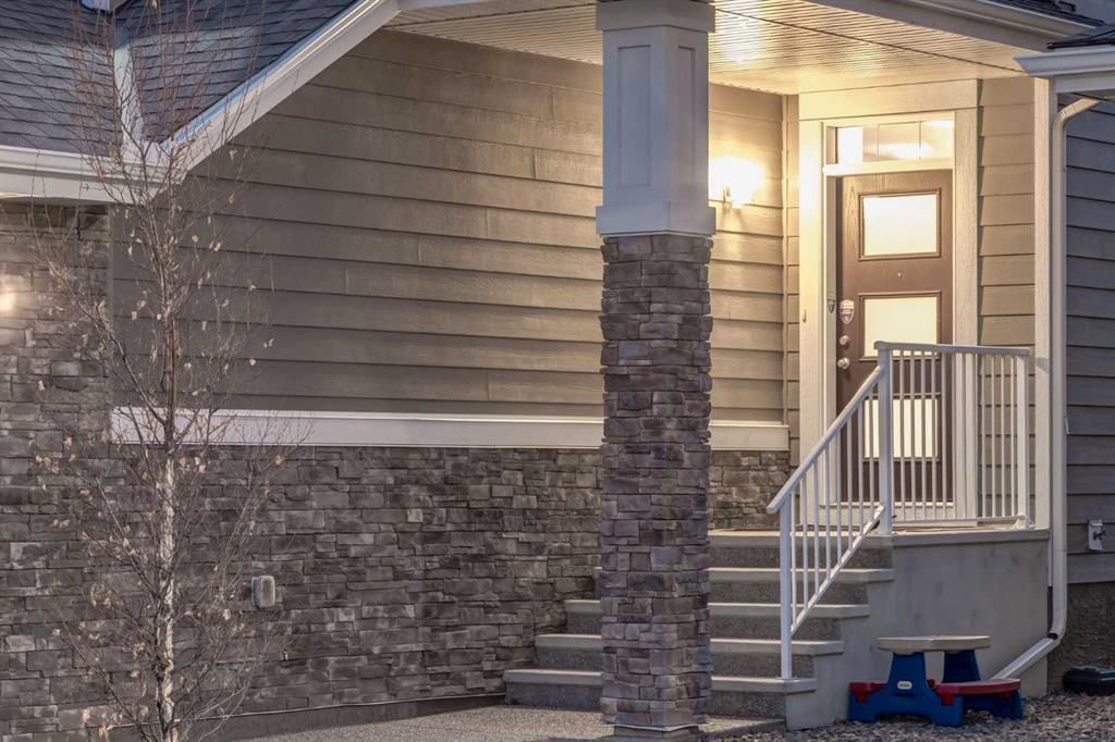 19 WEST GROVE Place SW, Calgary — photo 2 of 50