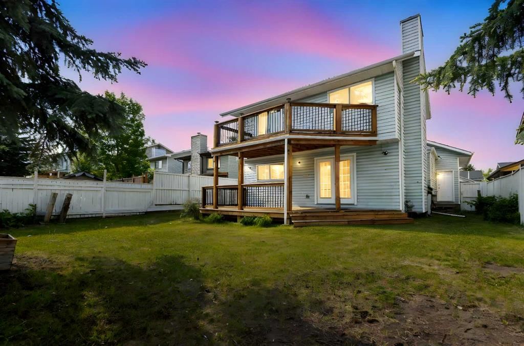30 Pasadena Gardens NE, Calgary — main listing photo