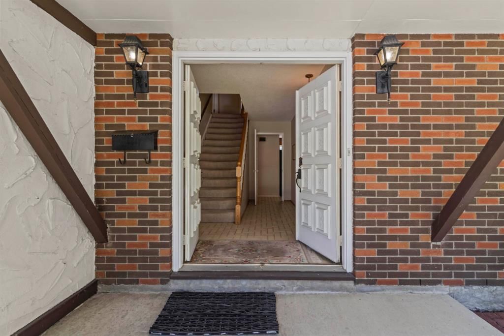111 Canata Close SW, Calgary — photo 4 of 48