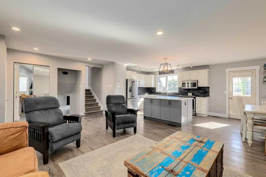 1816 Glasgow Drive SW, Calgary — photo 4 of 46