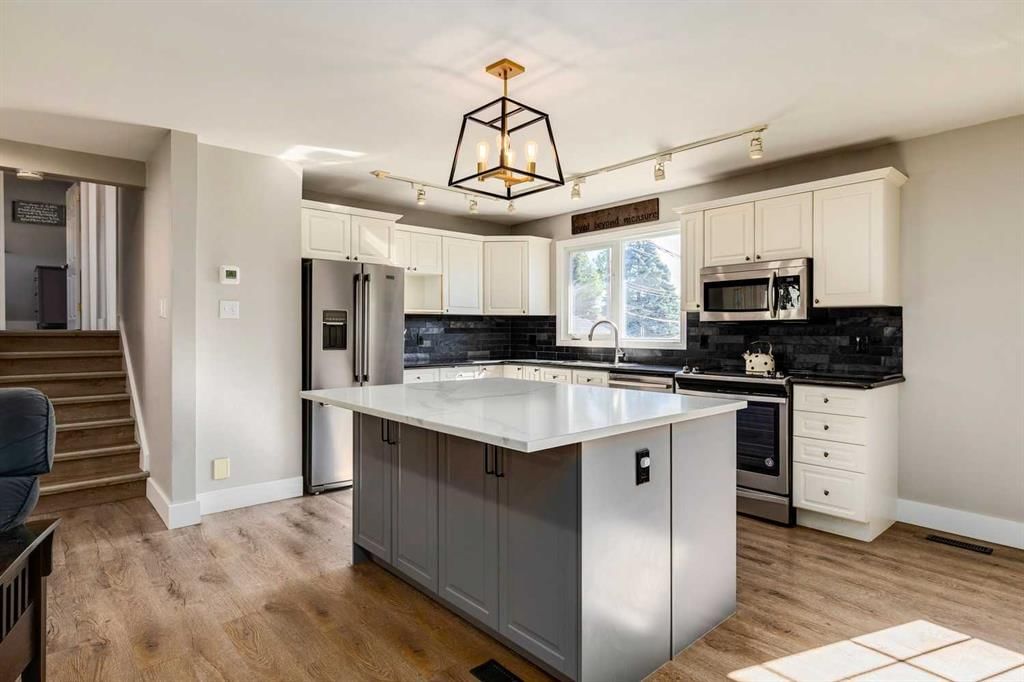 1816 Glasgow Drive SW, Calgary — photo 5 of 46