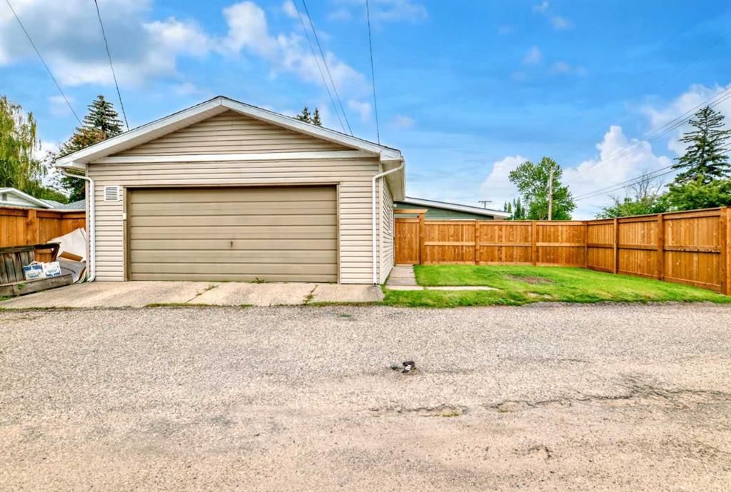 10235 Maple Grove Place SE, Calgary — photo 3 of 50