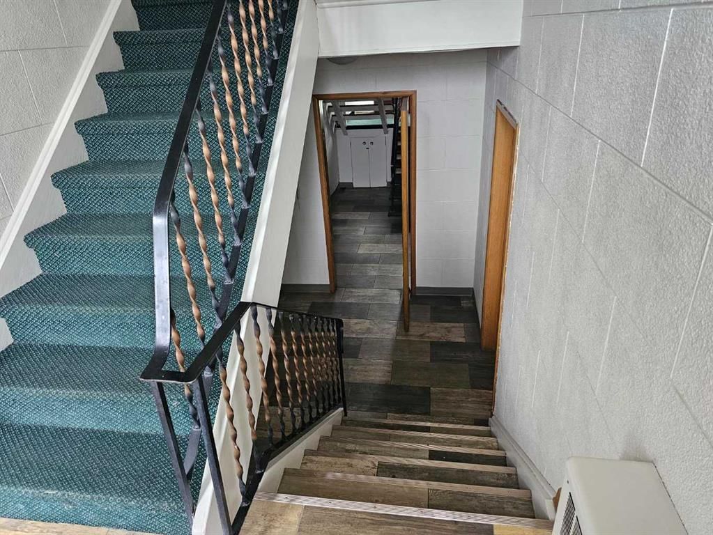 2312 22 Street NW, Calgary — photo 3 of 23