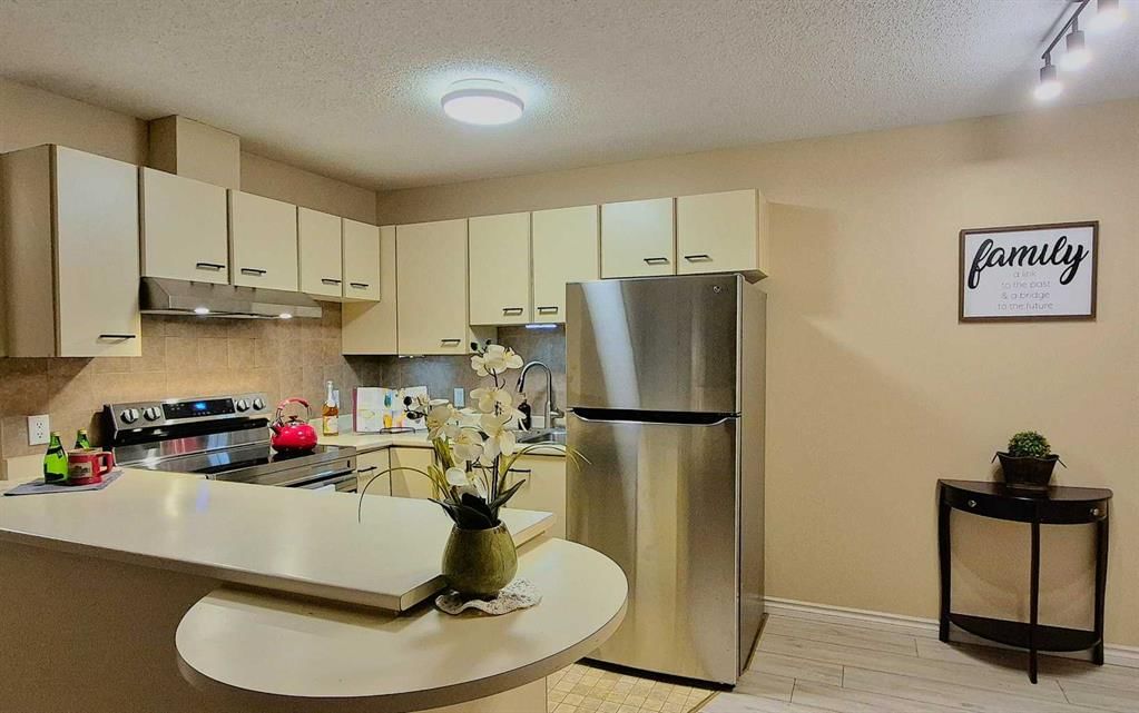 22, 2722 EDENWOLD Heights NW, Calgary — main listing photo