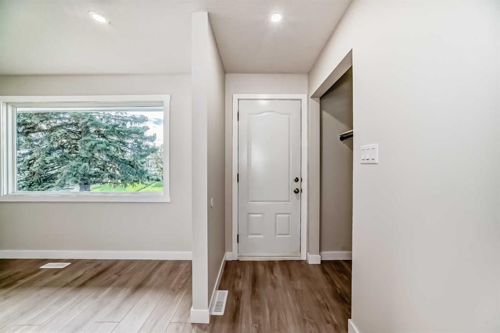 256 Penbrooke Close SE, Calgary — photo 4 of 50