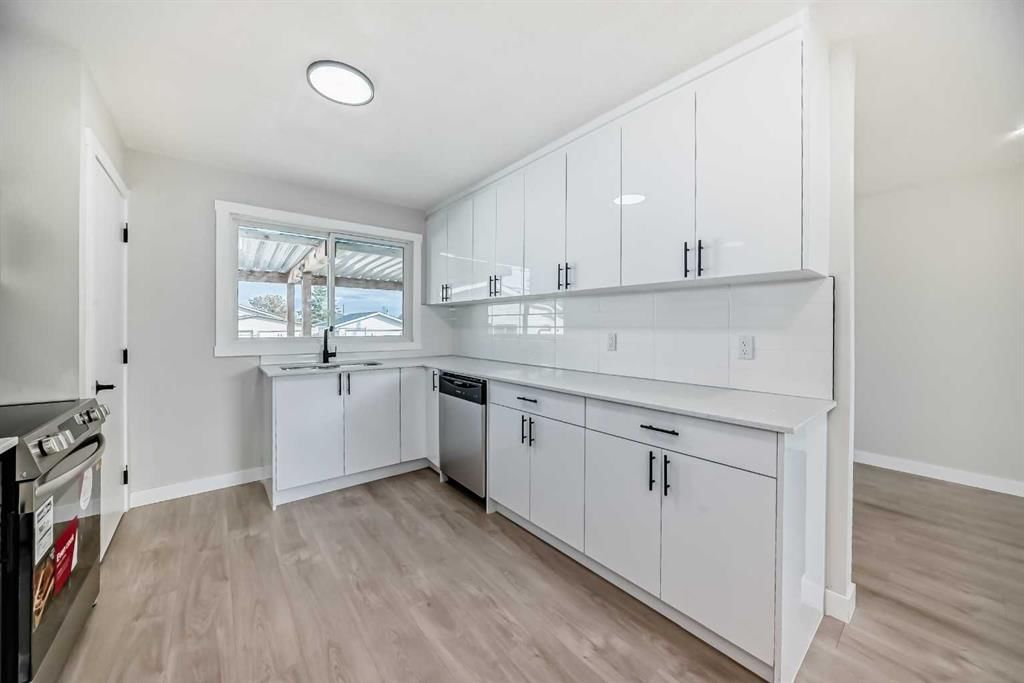 256 Penbrooke Close SE, Calgary — photo 5 of 50