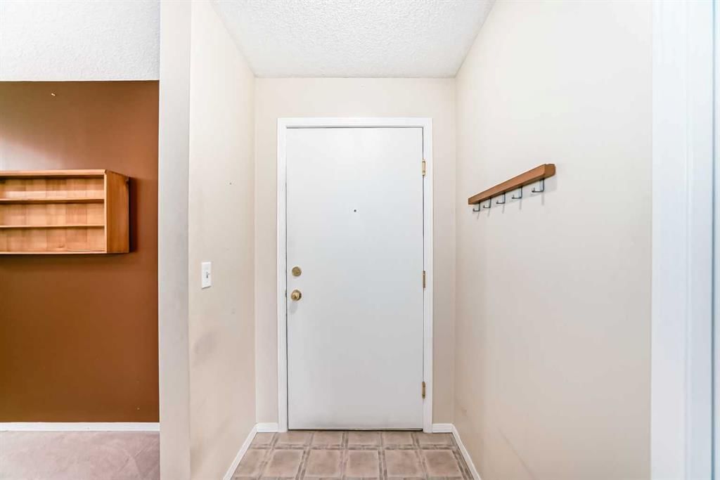 303, 1000 Citadel Meadow Point NW, Calgary — photo 3 of 22