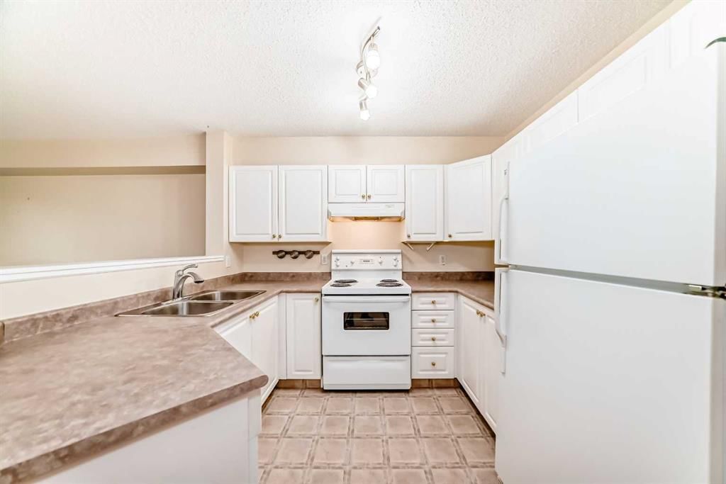 303, 1000 Citadel Meadow Point NW, Calgary — photo 5 of 22