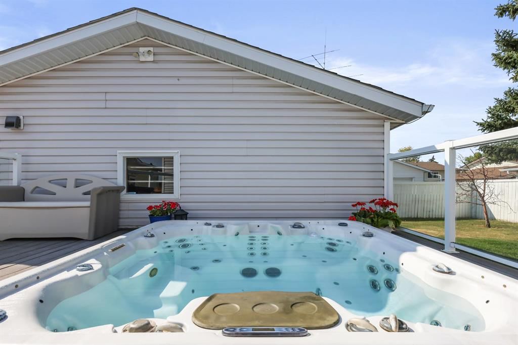 147 Whitehorn Road NE, Calgary — photo 4 of 41