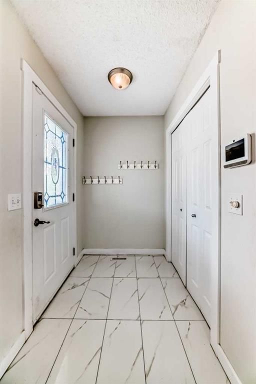 32 Taravista Crescent NE, Calgary — photo 4 of 48