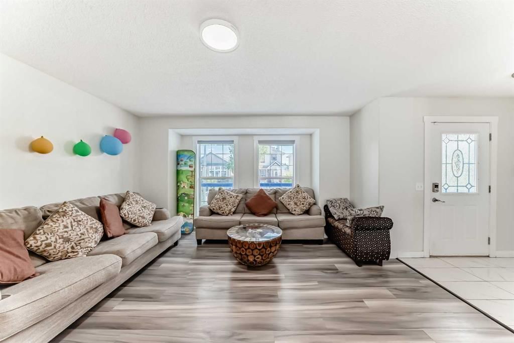 32 Taravista Crescent NE, Calgary — photo 5 of 48