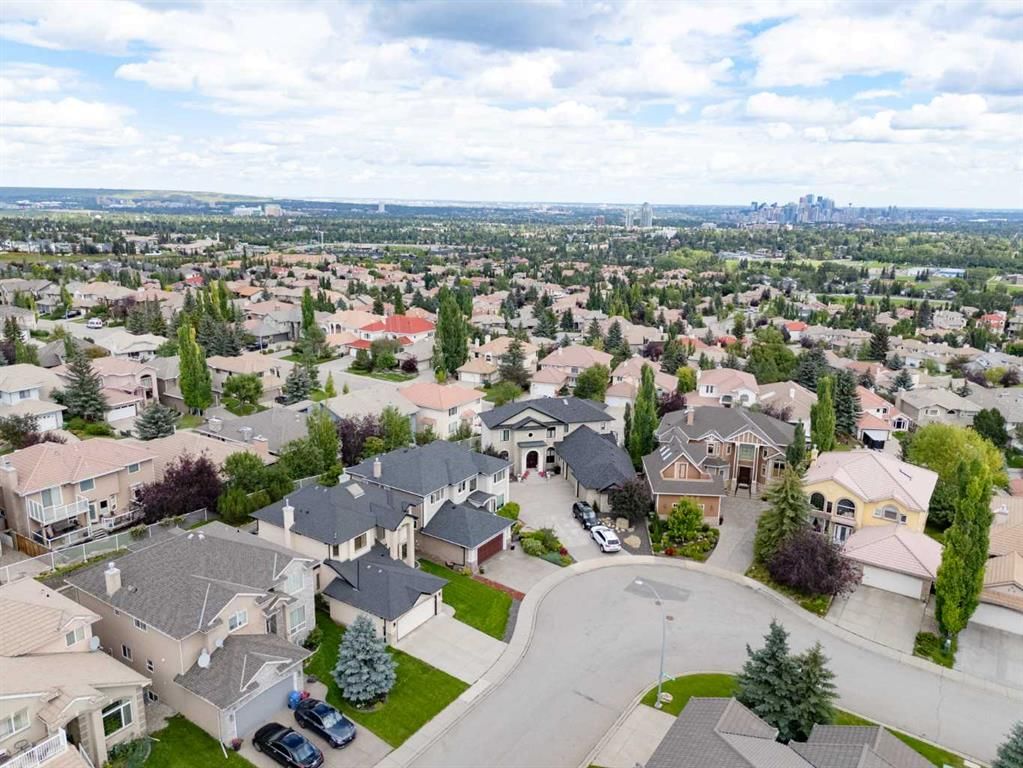 74 Simcrest Manor SW, Calgary — photo 3 of 50