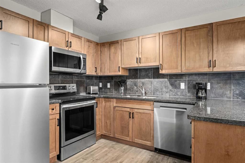 8, 301 Village Mews SW, Calgary — main listing photo