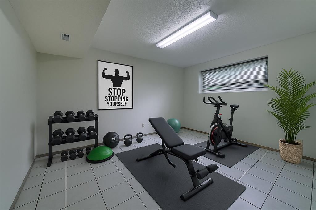 11147 Southdale Road SW, Calgary — photo 4 of 48