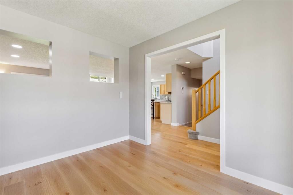 7728 Springbank Way SW, Calgary — photo 4 of 42