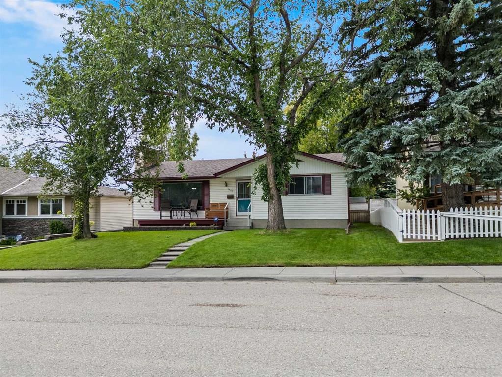 6407 Dalton Drive NW, Calgary — photo 3 of 34