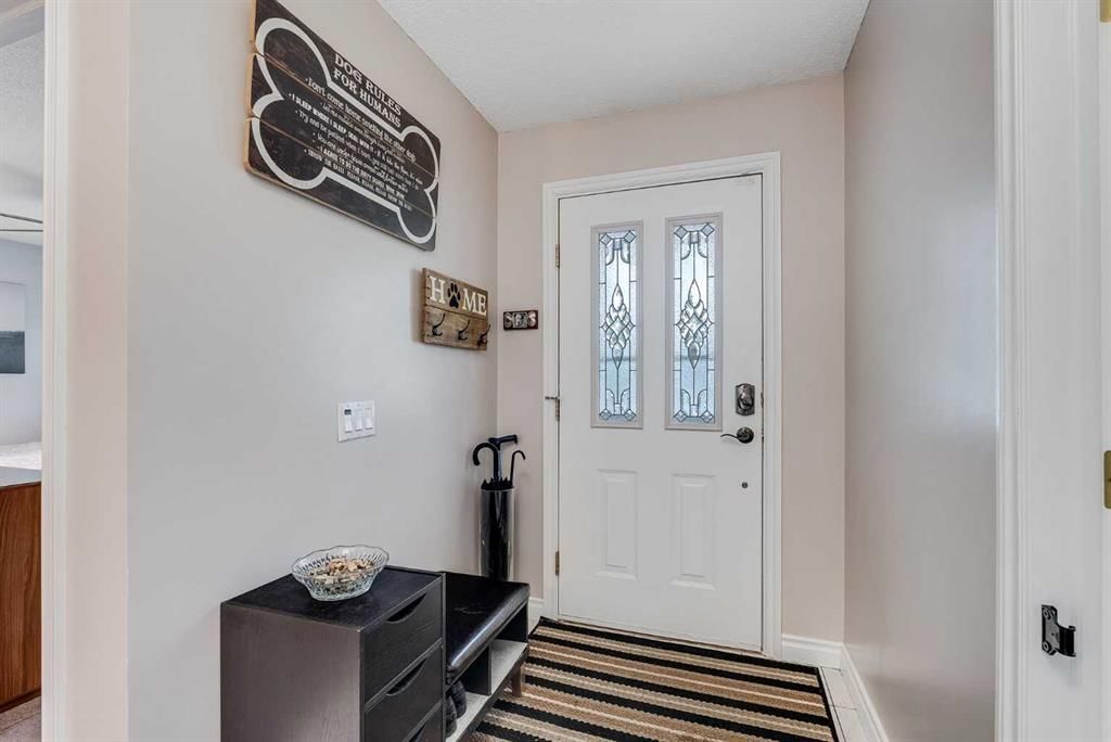 6407 Dalton Drive NW, Calgary — photo 4 of 34