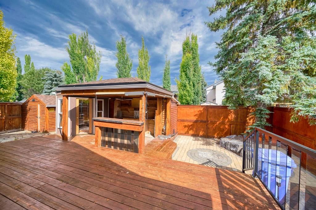 81 Sundown Manor SE, Calgary — photo 3 of 49