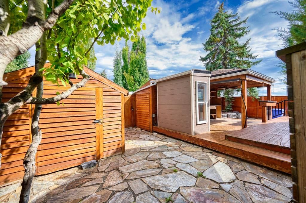 81 Sundown Manor SE, Calgary — photo 4 of 49