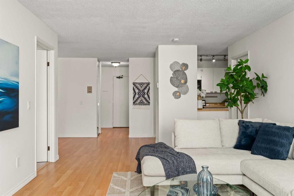 2465, 70 Glamis Drive SW, Calgary — photo 5 of 24