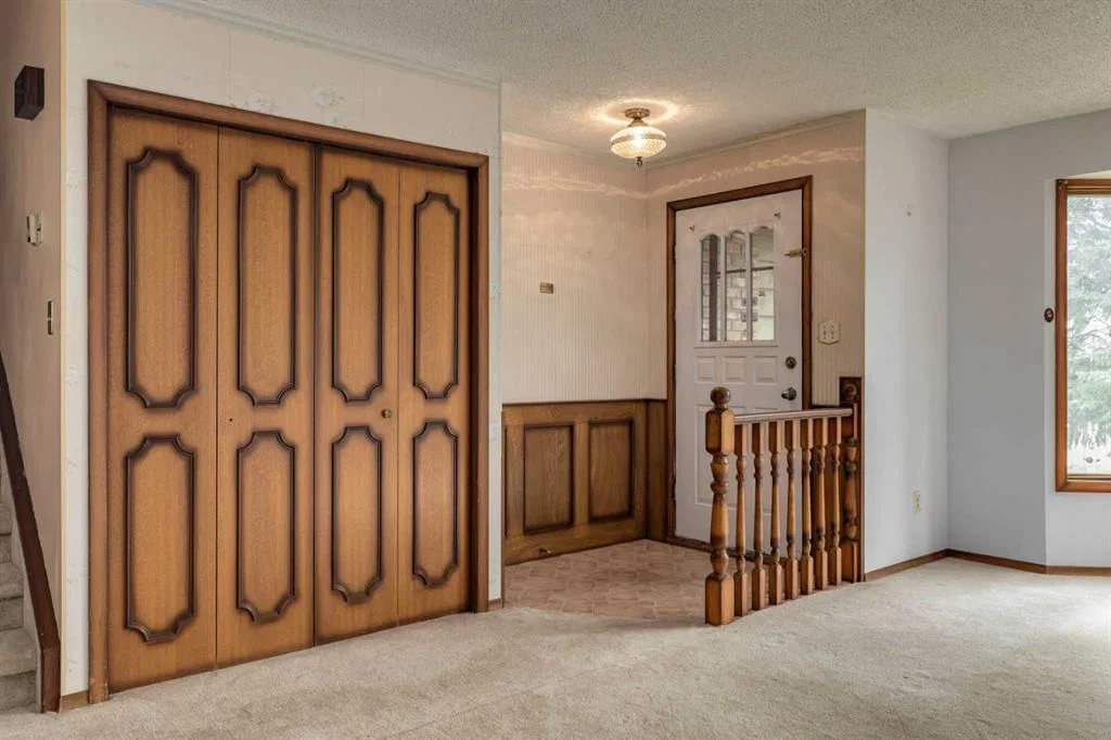 24 Strathcona Close SW, Calgary — photo 3 of 36