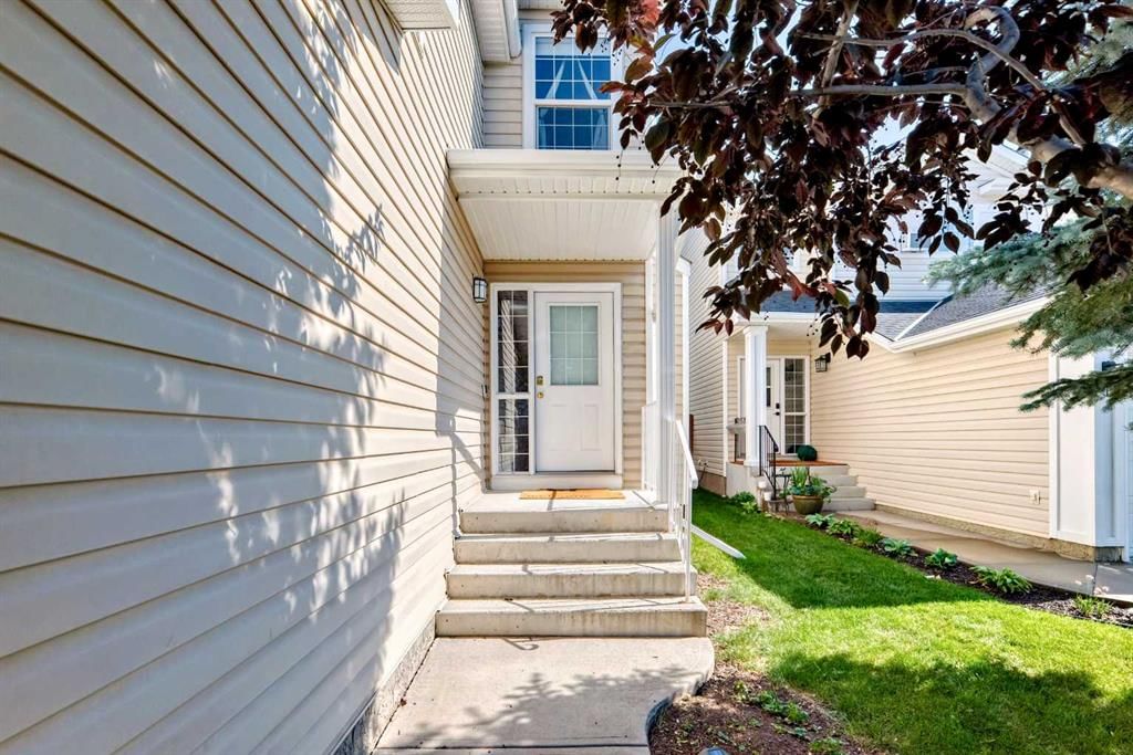 26 Royal Elm Drive NW, Calgary — photo 4 of 50