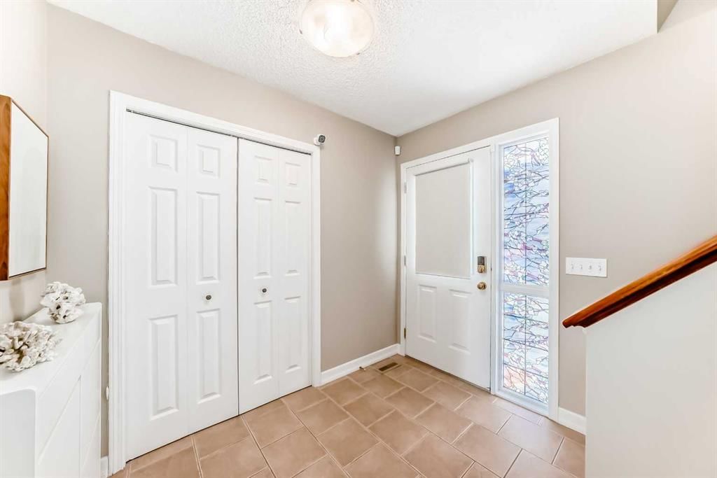 26 Royal Elm Drive NW, Calgary — photo 5 of 50