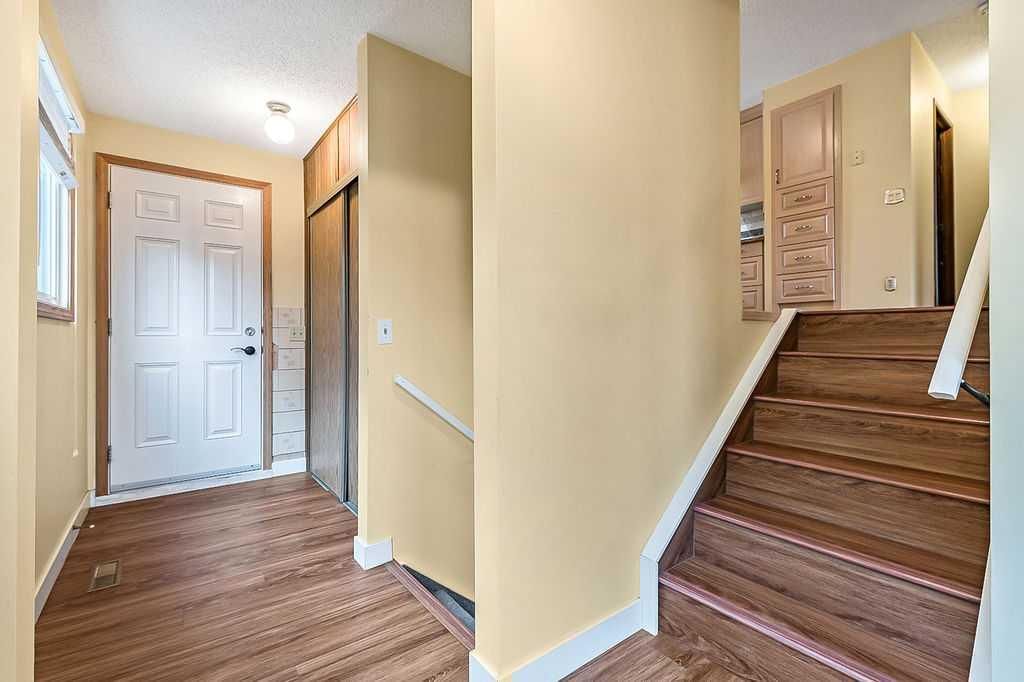 6416 28 Avenue NE, Calgary — photo 5 of 28