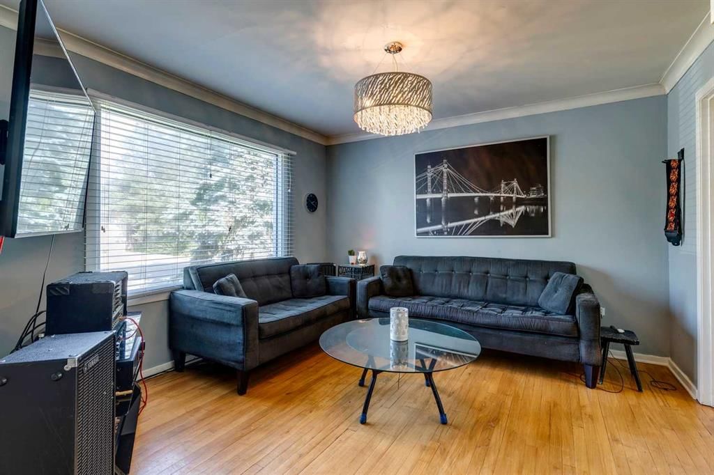 1409 19 Avenue NW, Calgary — photo 2 of 19