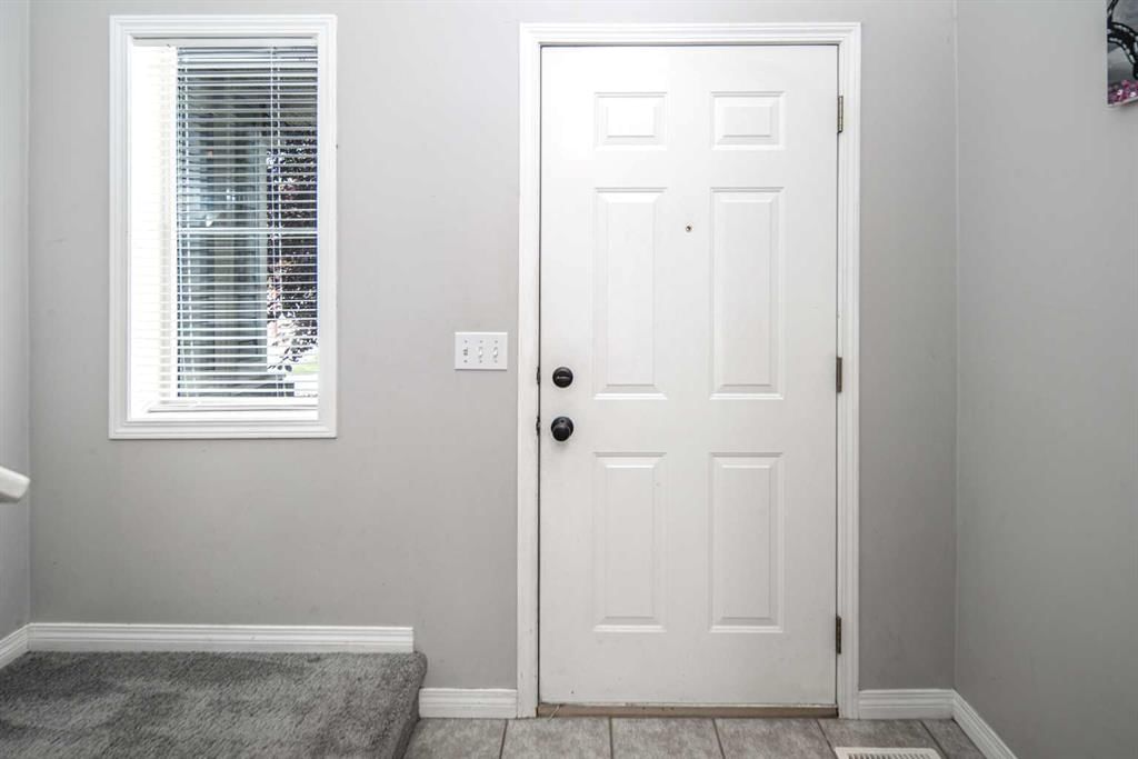 17 Hidden Creek Rise NW, Calgary — photo 3 of 33