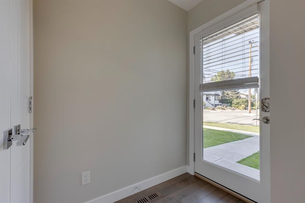 61 30 Avenue SW, Calgary — photo 5 of 50