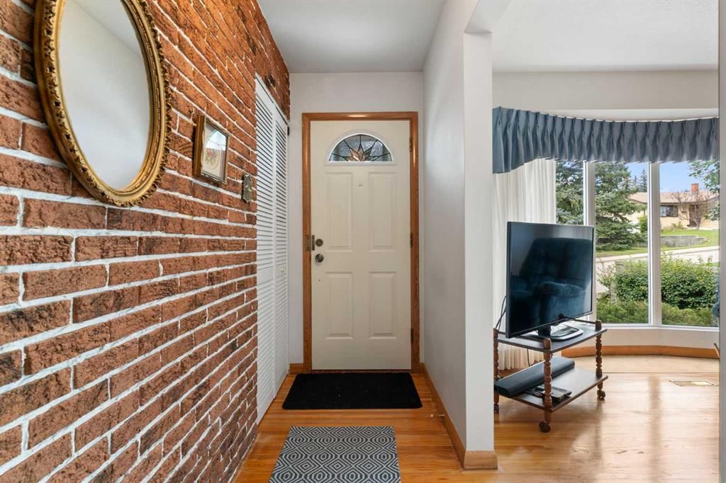 16 Chatham Drive NW, Calgary — photo 2 of 34