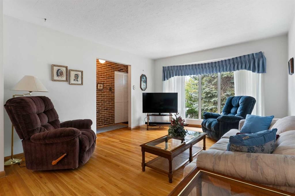 16 Chatham Drive NW, Calgary — photo 4 of 34