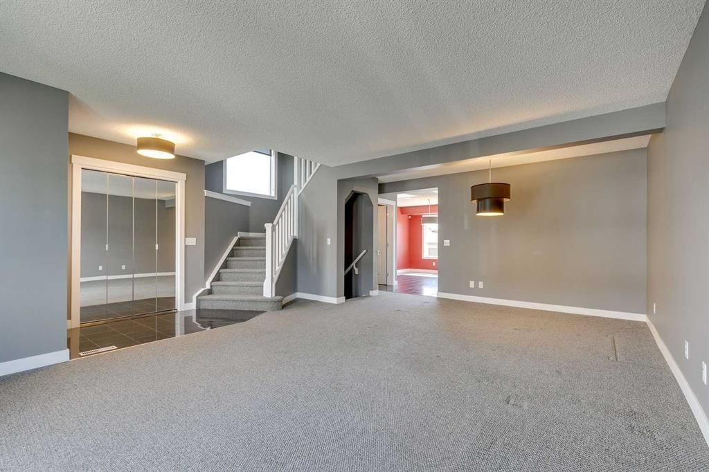 508 Saddlecrest Boulevard NE, Calgary — photo 5 of 41