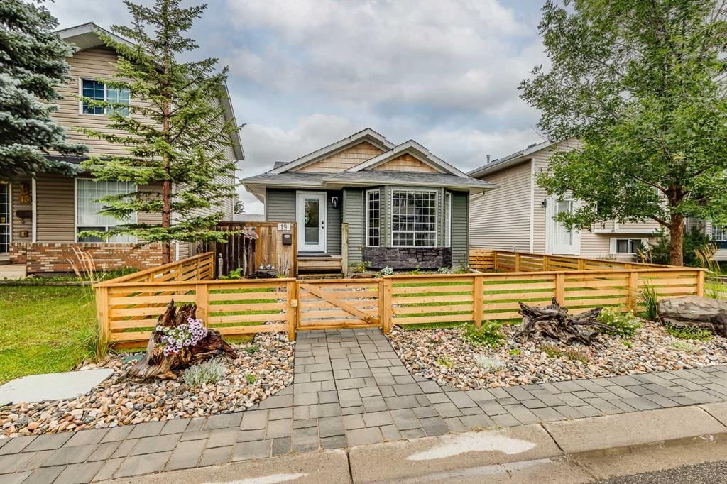 19 Martinwood Court NE, Calgary — photo 2 of 35