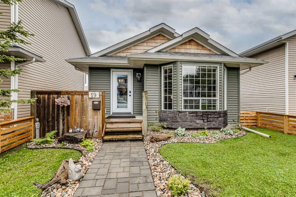 19 Martinwood Court NE, Calgary — photo 3 of 35