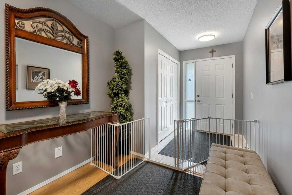 212 Valley Ridge Heights NW, Calgary — photo 5 of 46